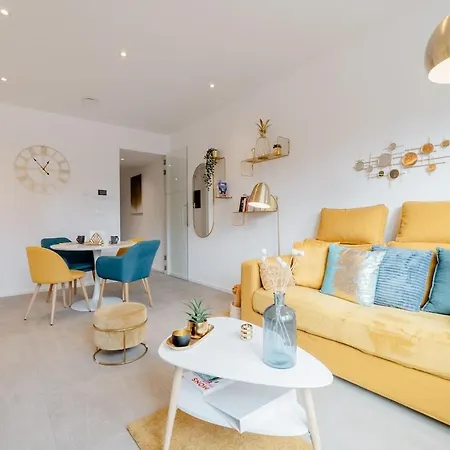 Cosy And Premium Apartment