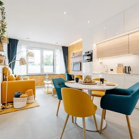 Cosy And Premium Apartment